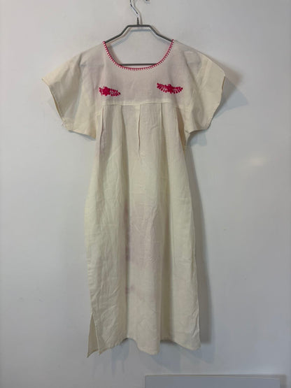 Vestido color crudo bordados fucsia