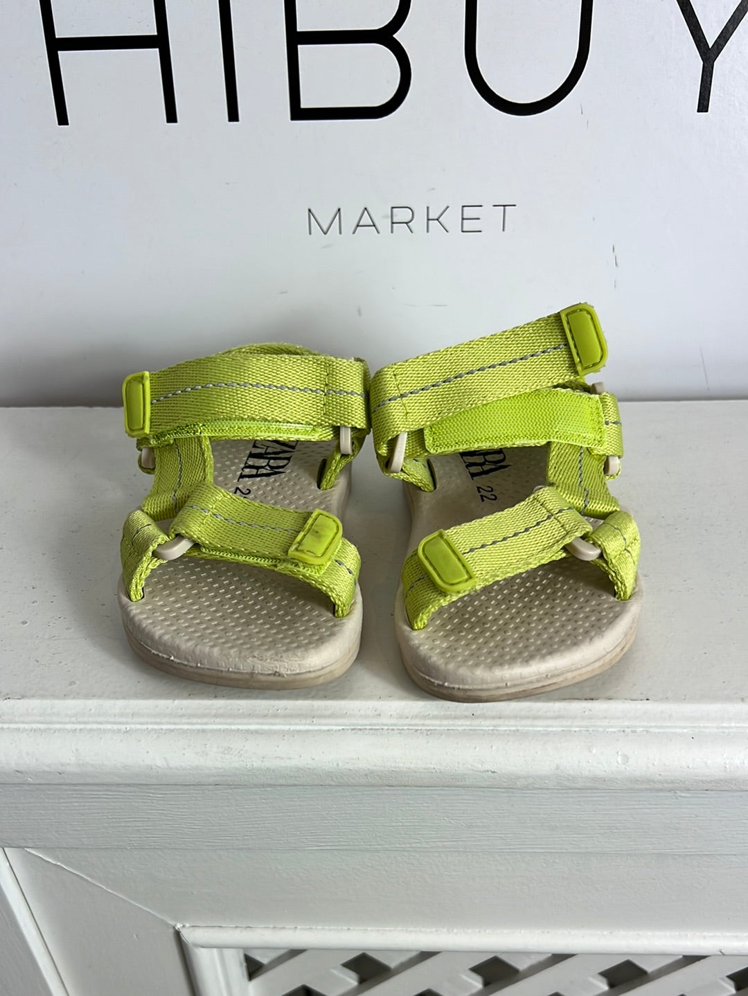 ZARA. Chanclas tiras verdes. T 22