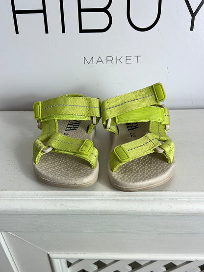 ZARA. Chanclas tiras verdes. T 22