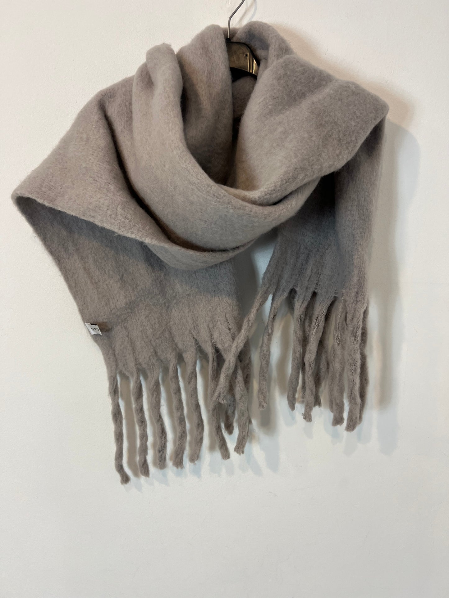 STOREST. Gray scarf