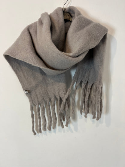 STOREST. Gray scarf