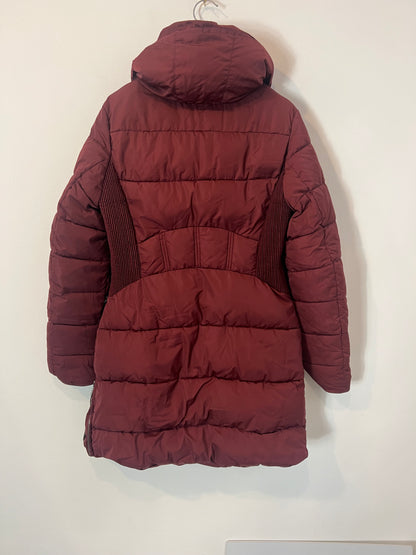 MD WOMAN. Burgundy feathers. TM