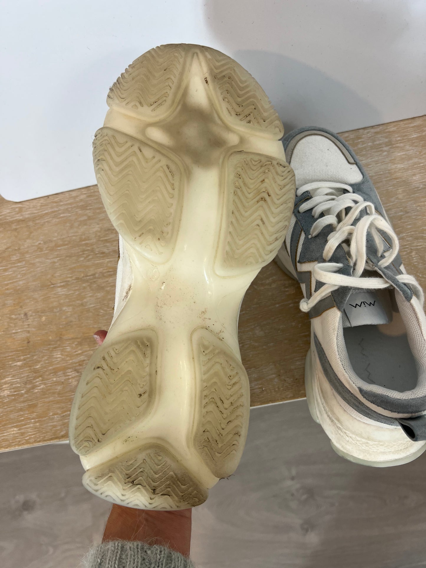 MIM. Zapatillas textura azul claro. T 40