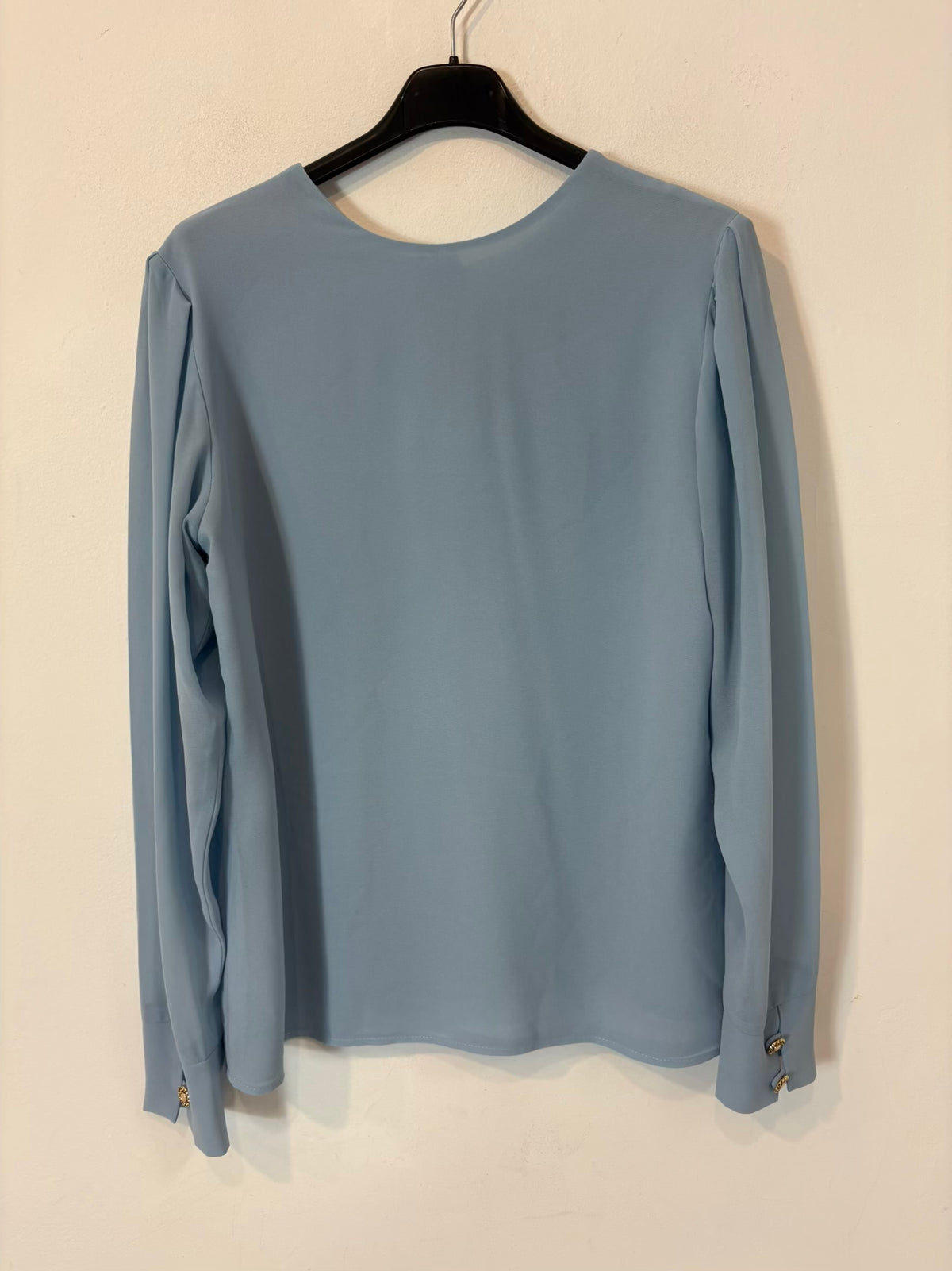 BIMANI. Blusa azul claro espalda abotonada
