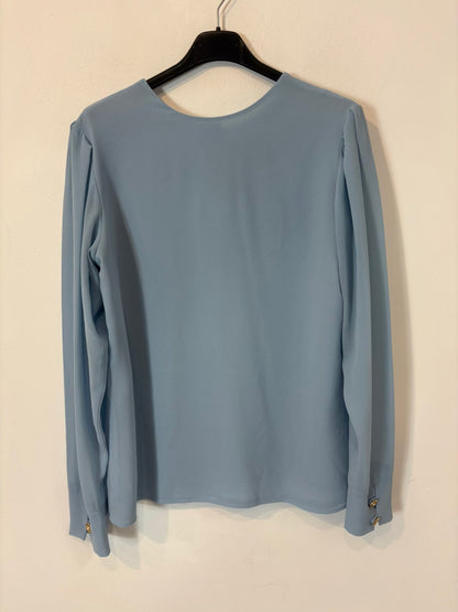 BIMANI. Blusa azul claro espalda abotonada