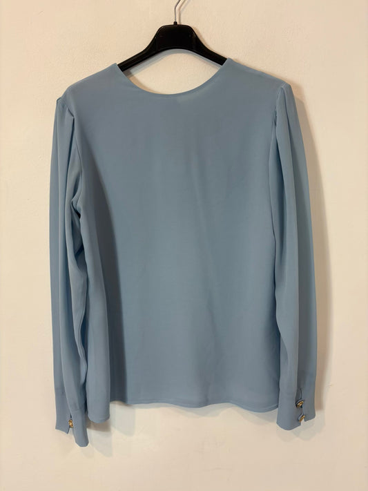 BIMANI. Blusa azul claro espalda abotonada