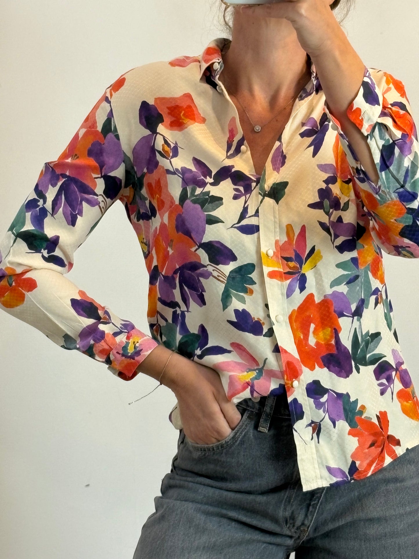 SÉZANE. Blusa seda flores