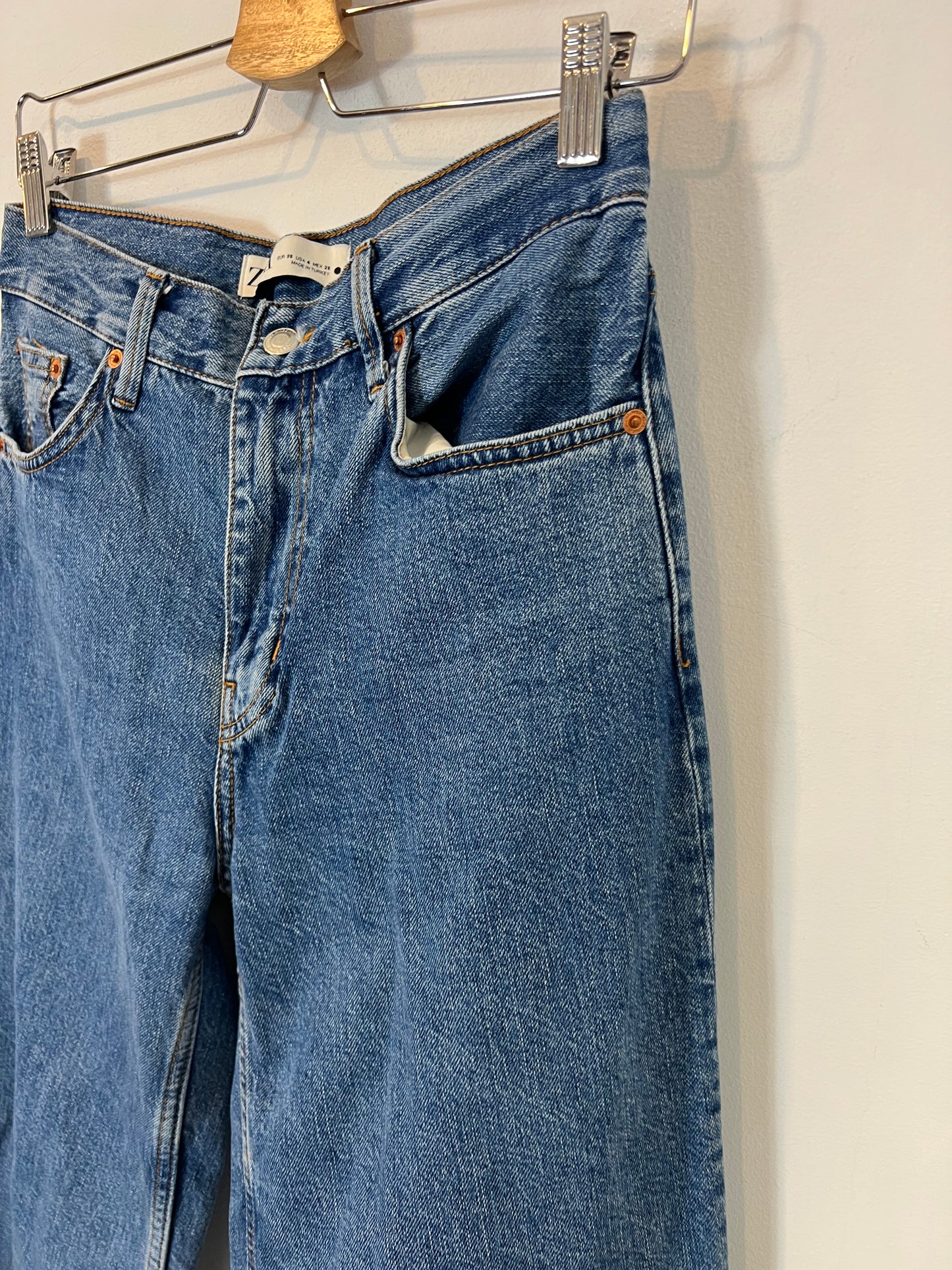 ZARA. Denim recto lavado medio. T 36