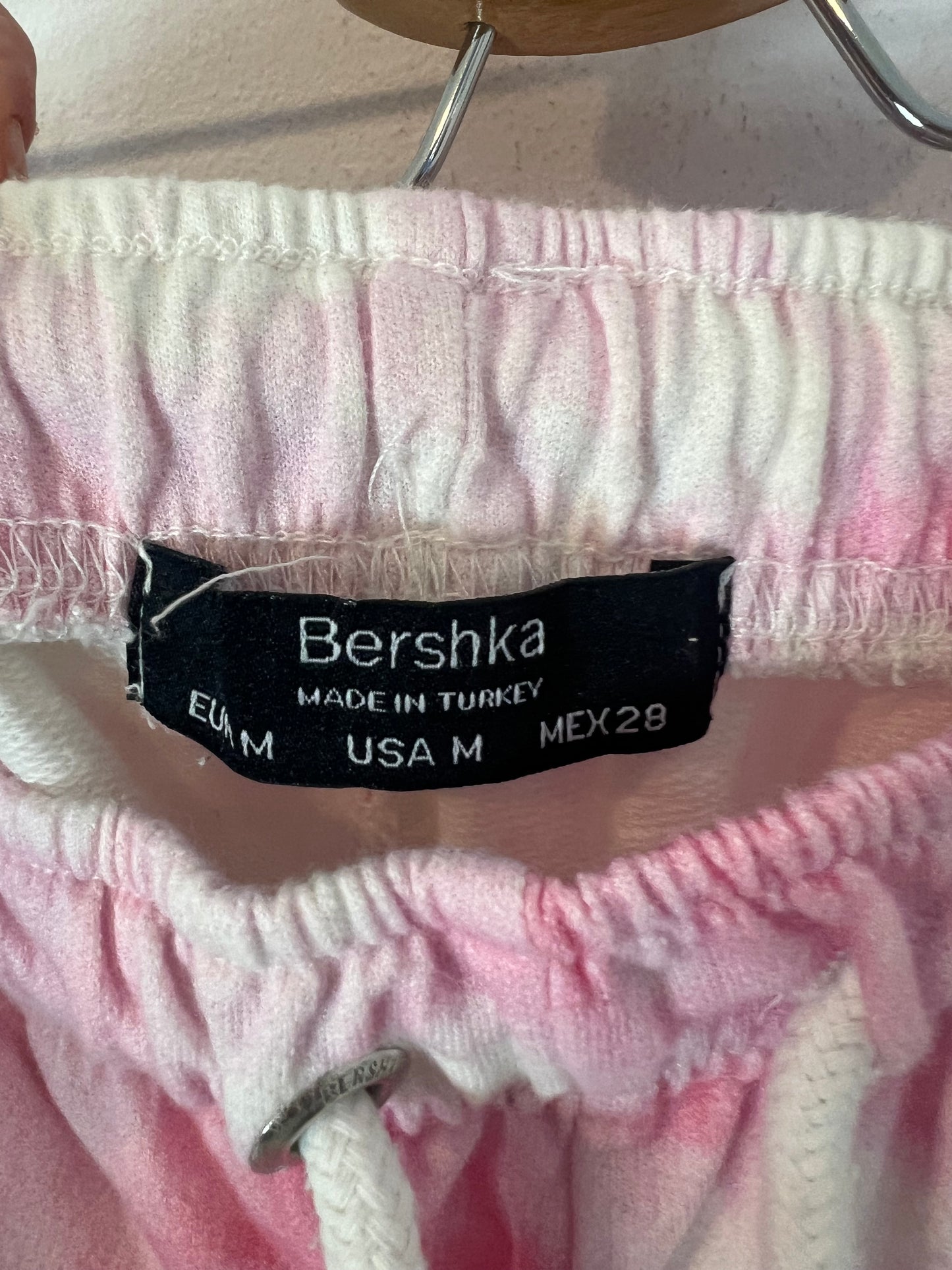 BERSHKA. Pantalón corto tie dye. T M (XS/S)