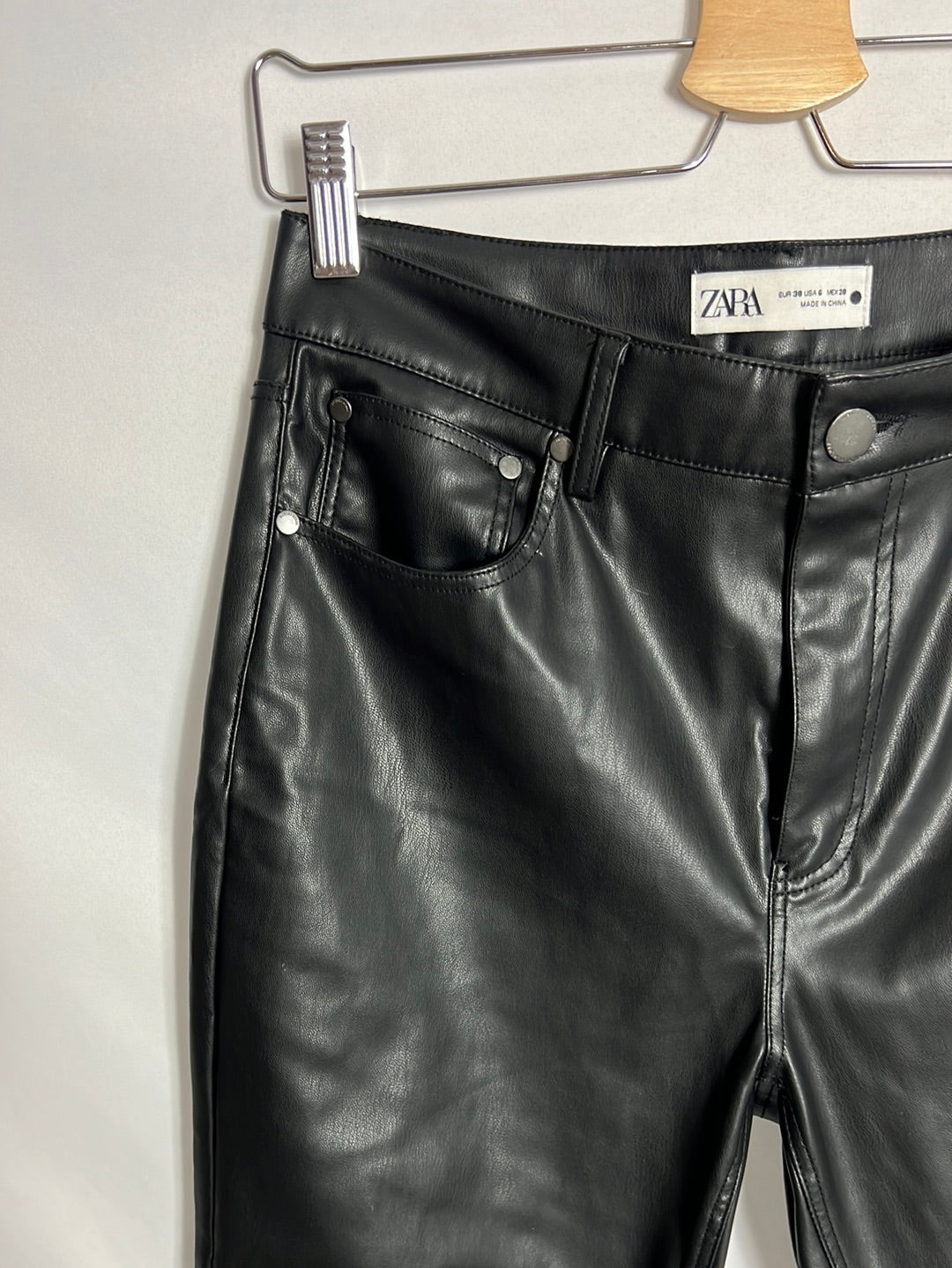 ZARA. Pantalón efecto piel negro cropped . T 38