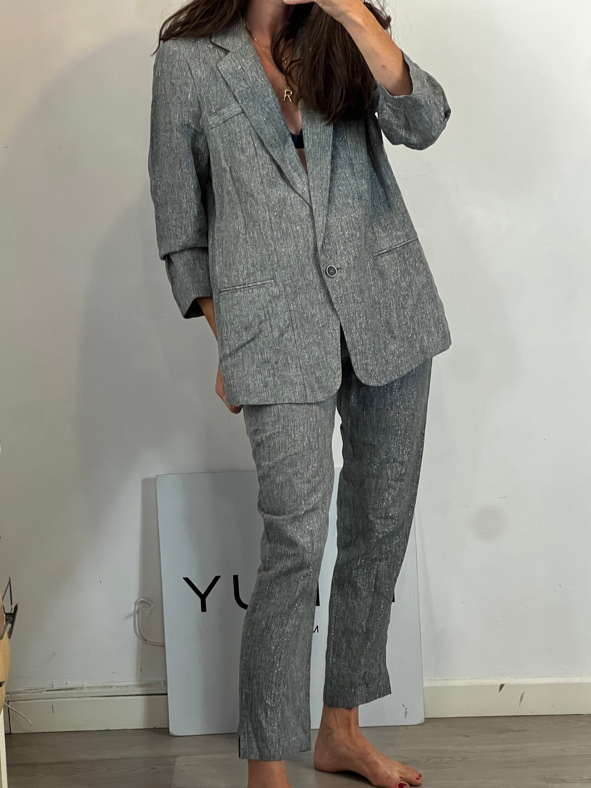 MAKSU. Total look fluido hilos brillo