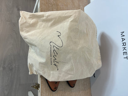 MICUIR. Botines camel tachuelas T.38