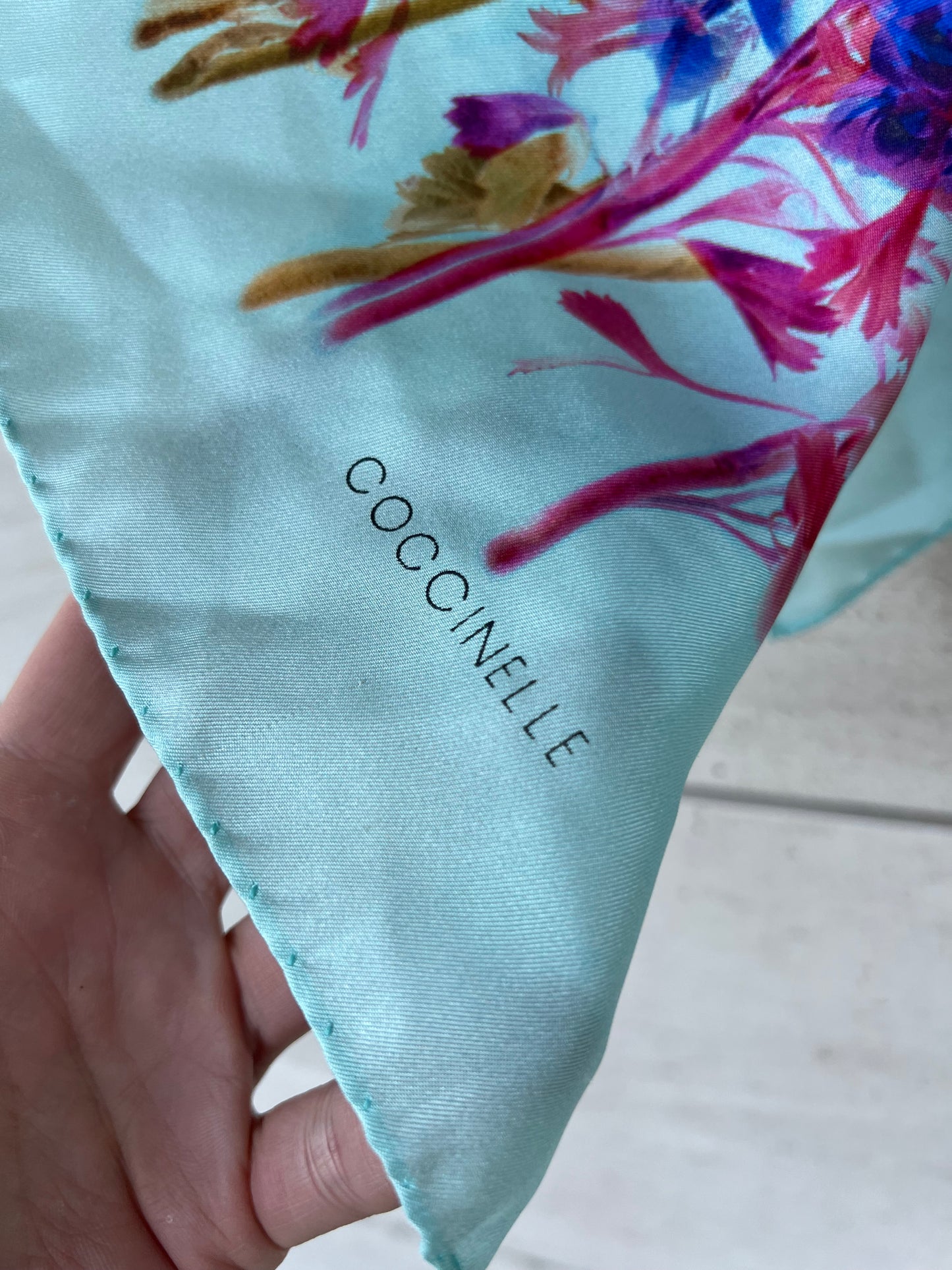 COCCINELLE. Pañuelo seda estampado