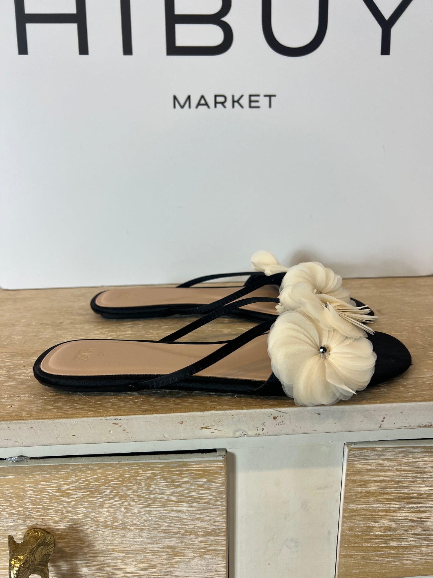 ZARA. Sandalia plana hojas tela. T 37