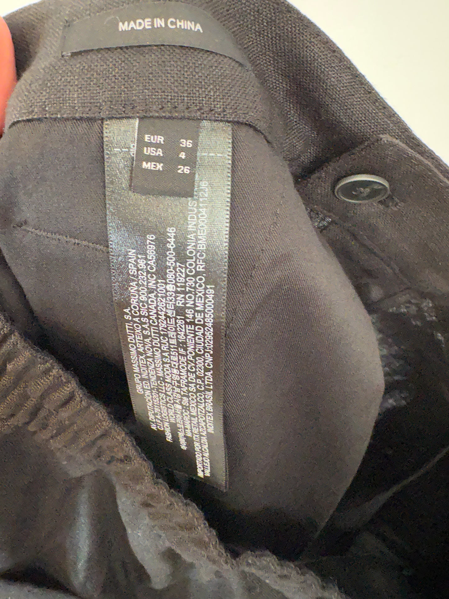 MASSIMO DUTTI. Bermuda lino en negro