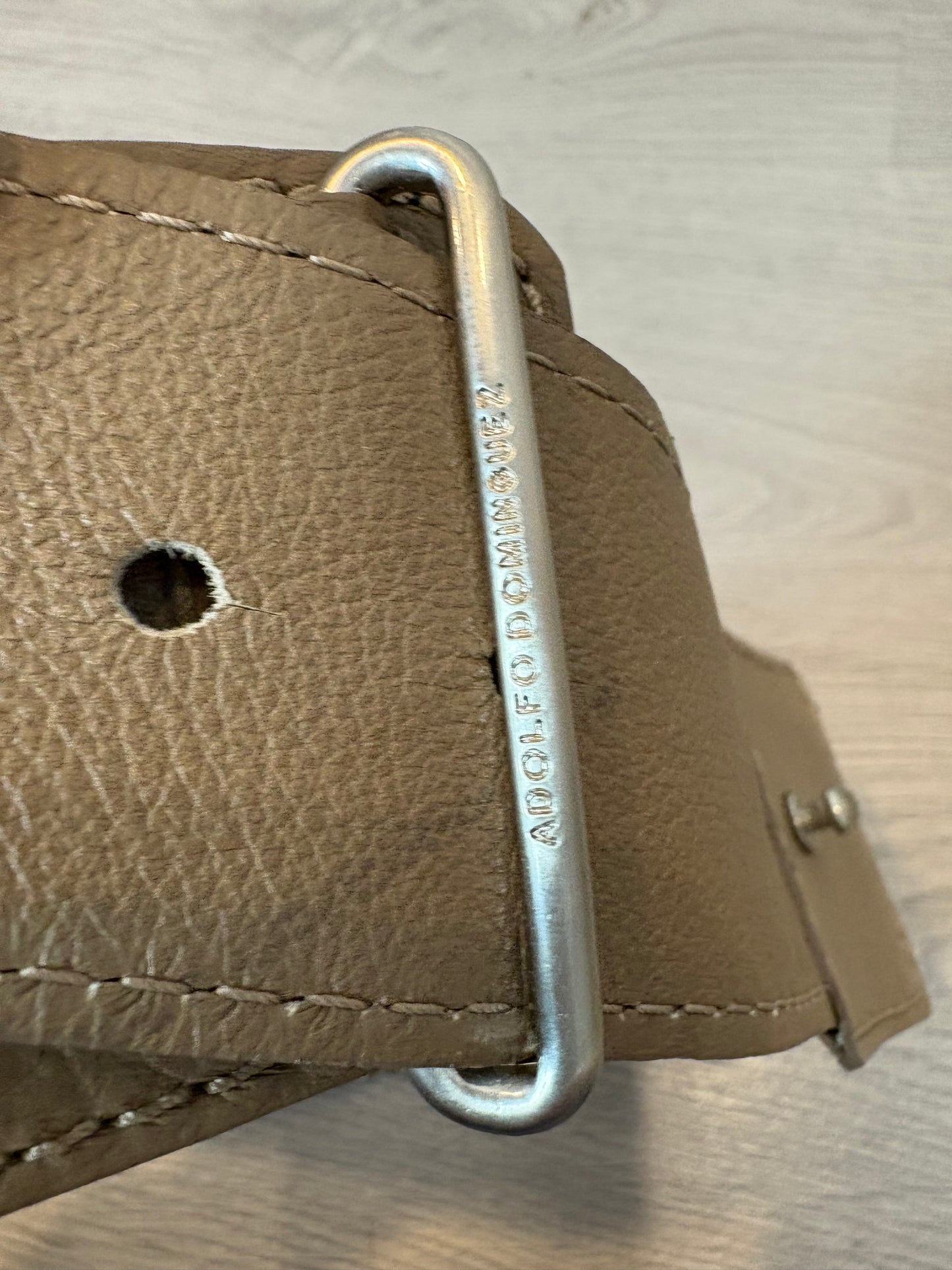 ADOLFO DOMINGUEZ. Cinturón semi elástico con piel