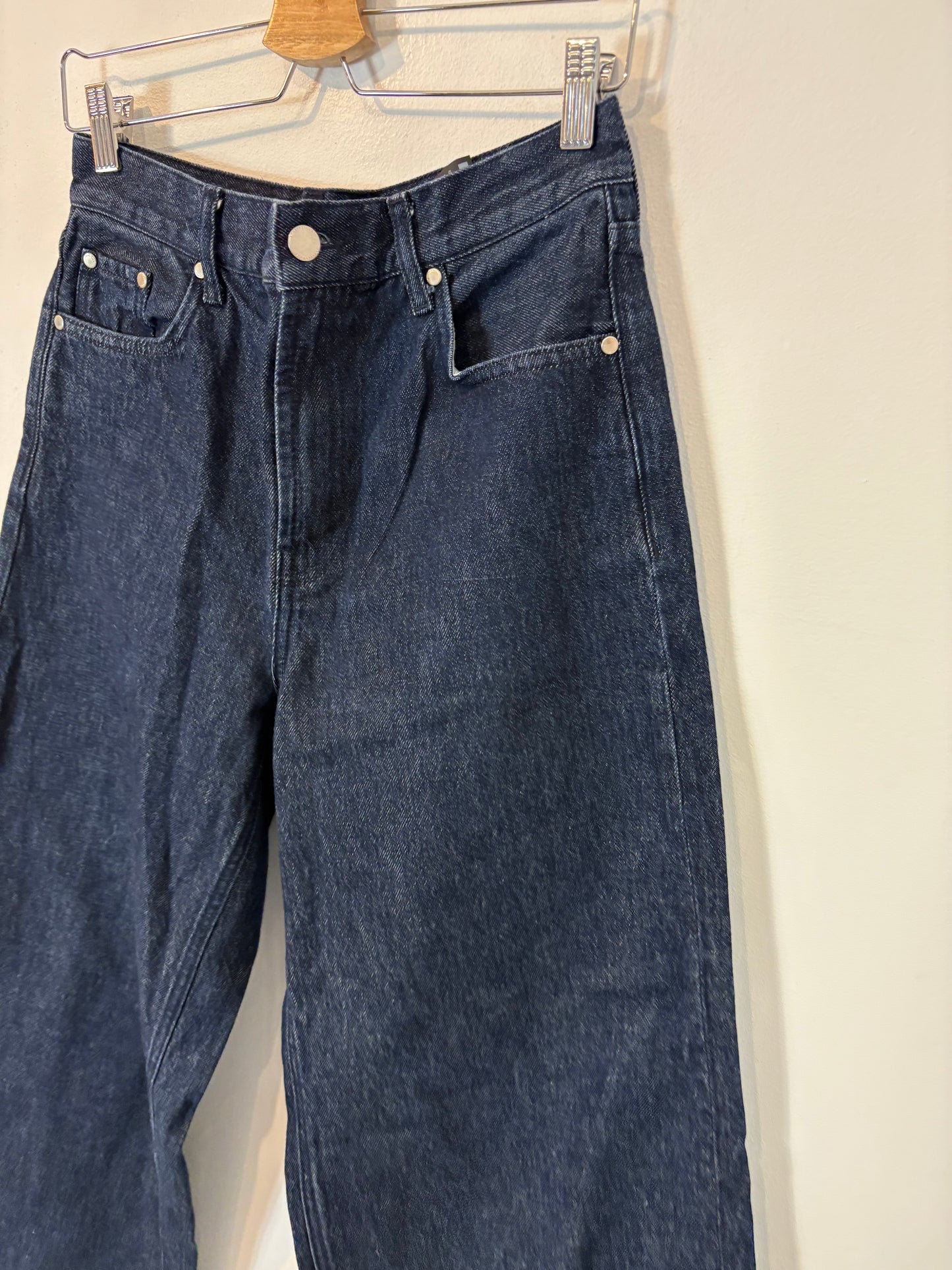 MASSIMO DUTTI. Short green skirt with pocket T.xs