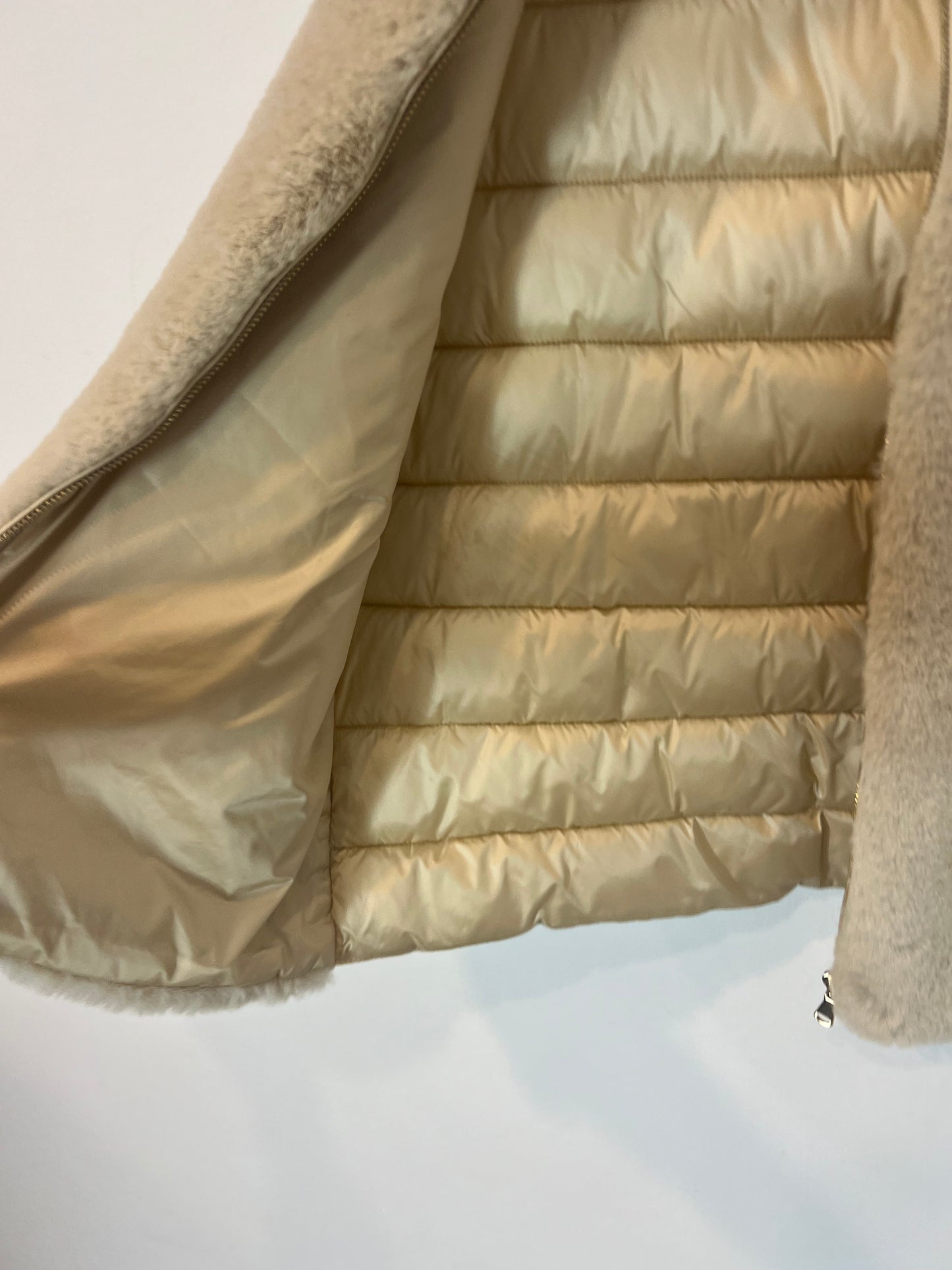 EMME MARELLA. Chaleco pelo beige T.38