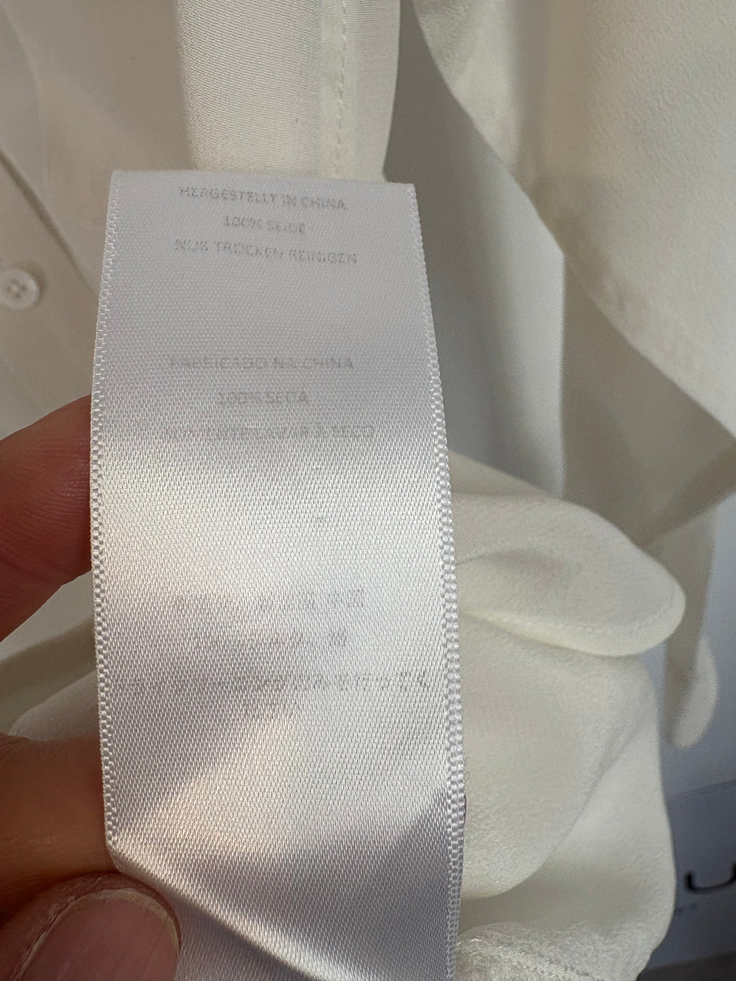 EQUIPMENT. Blusa blanca seda bolsillos