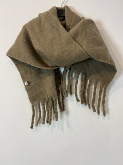 STOREST. Green scarf