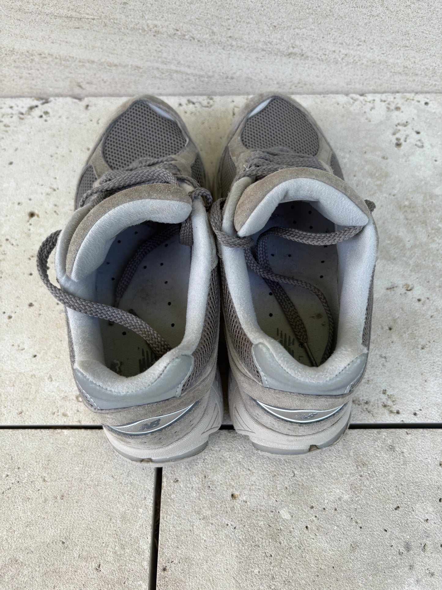 NEW BALANCE. Zapatillas modelo 2002R. T 40