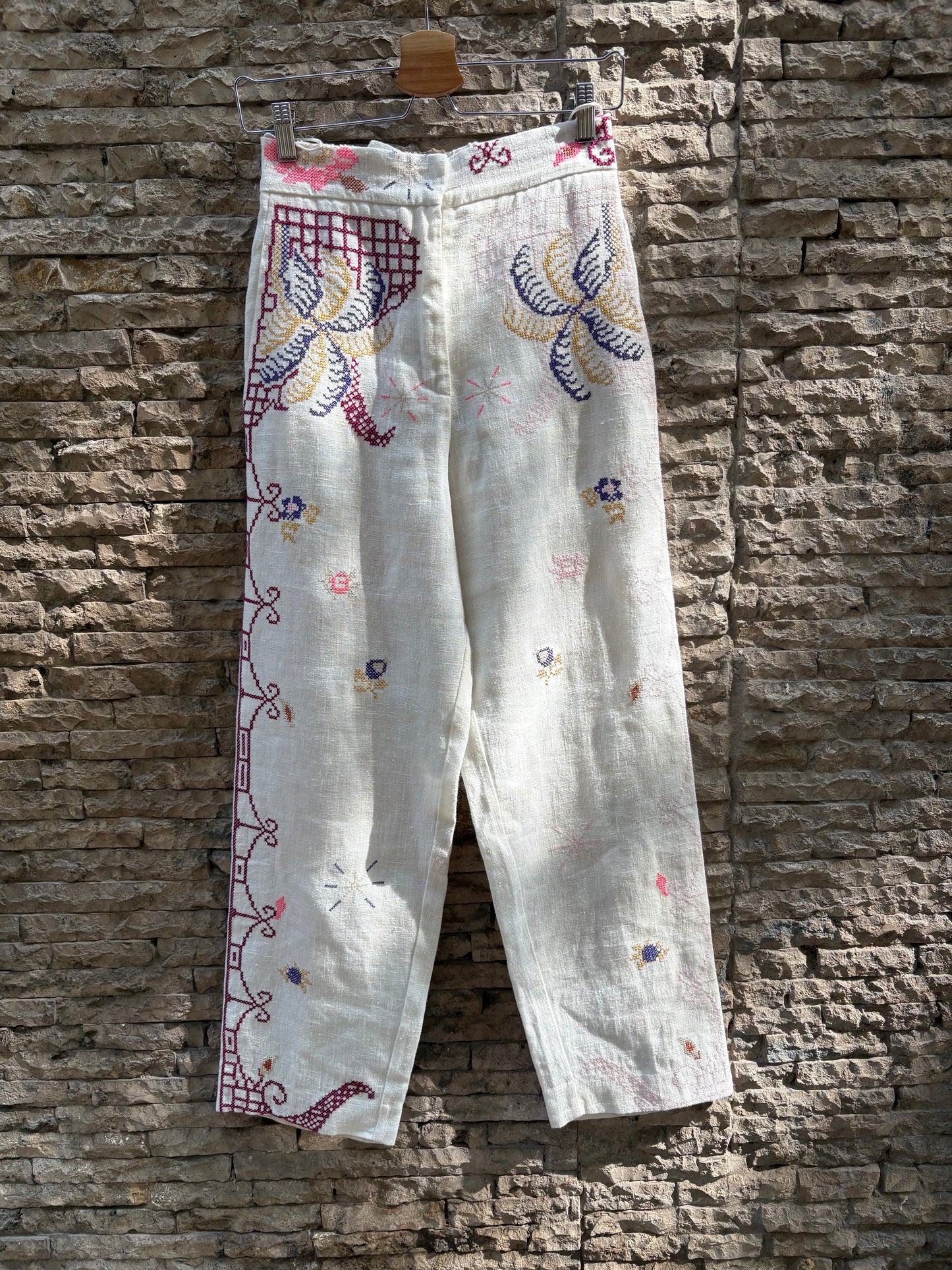 FORTE FORTE. Pantalón lino blanco detalles punto de cruz