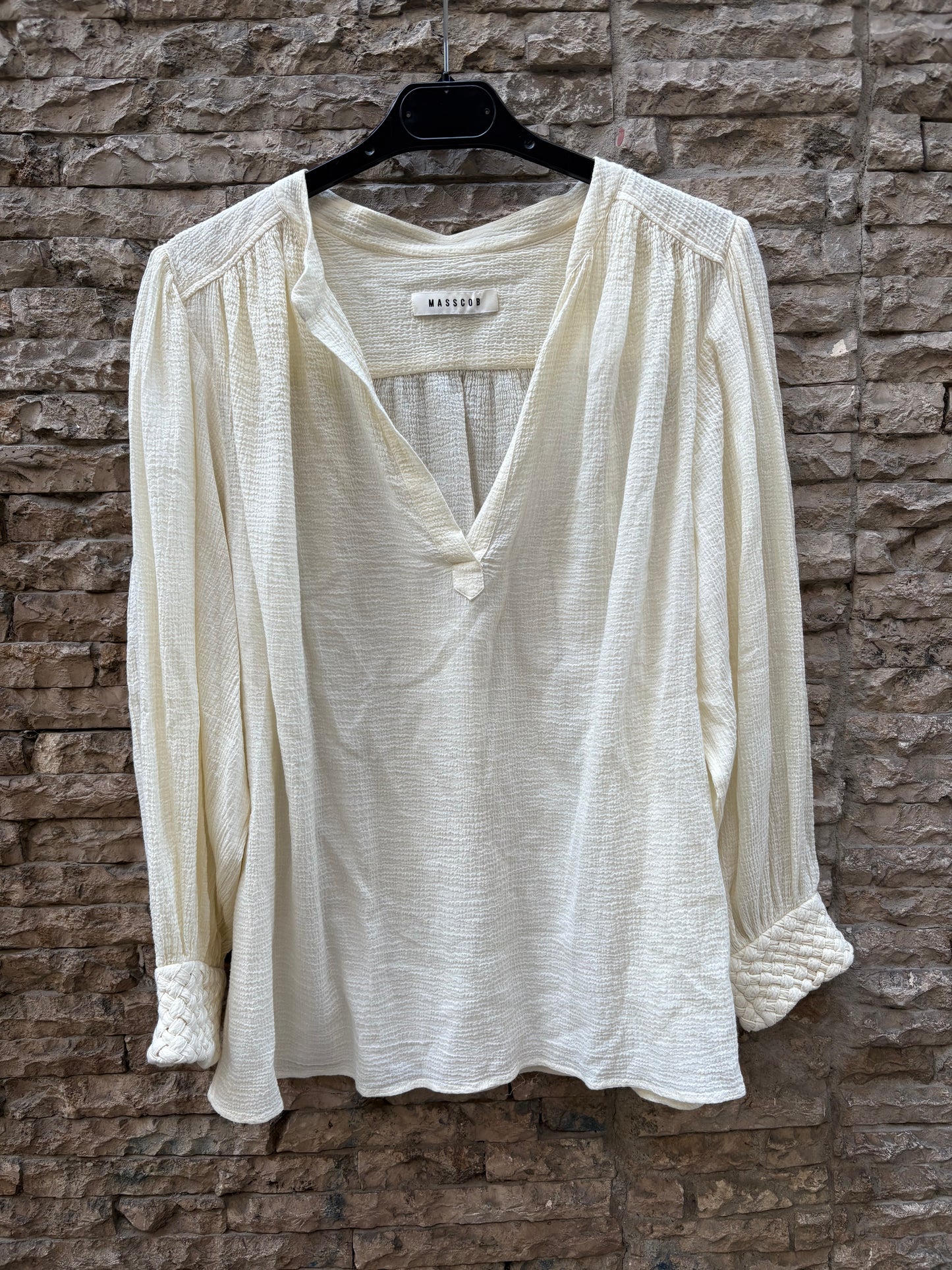 MASSBOB. Blusa vainilla detalle puño