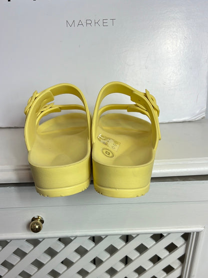 DUUO. Chanclas doble hebilla amarillas. T 39