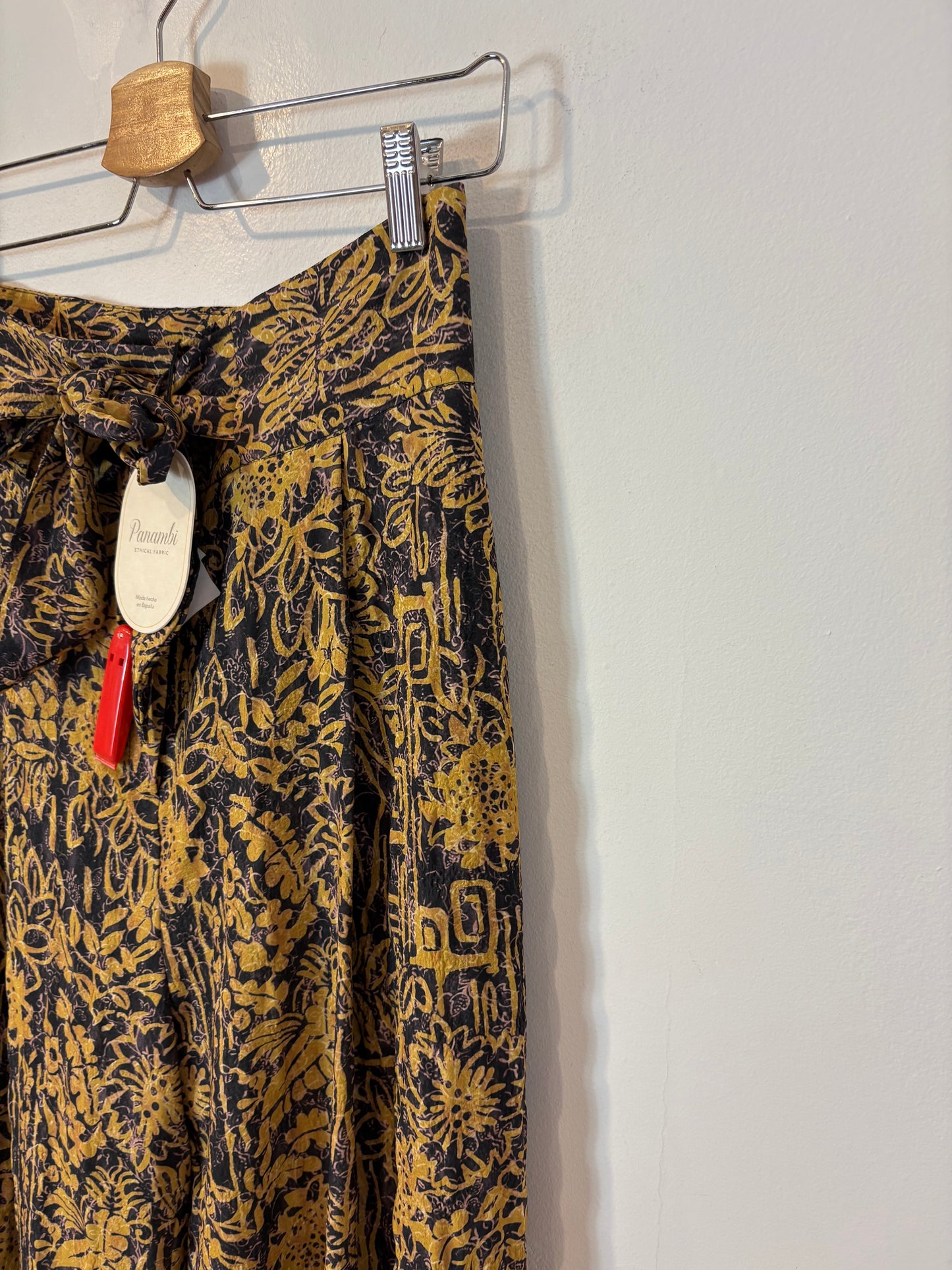 PANAMBI. Pantalón estampado fluido