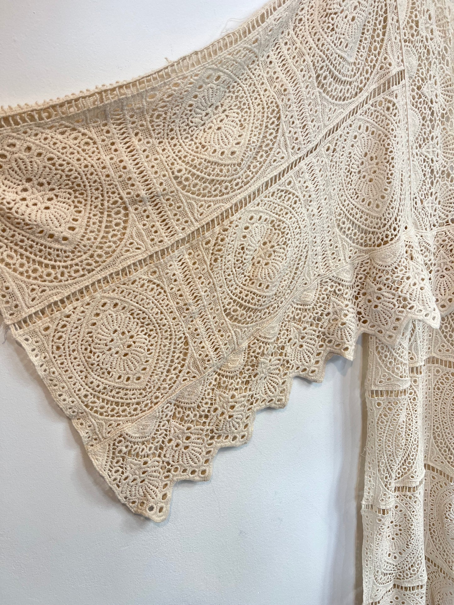 OTRAS. Vestido crochet aberturas