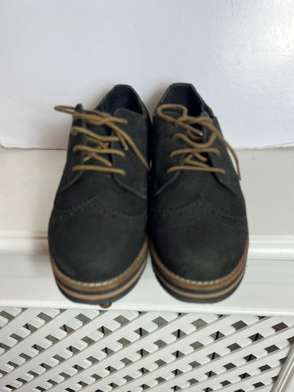 COOL. Zapatos negros cordones plataforma T.30