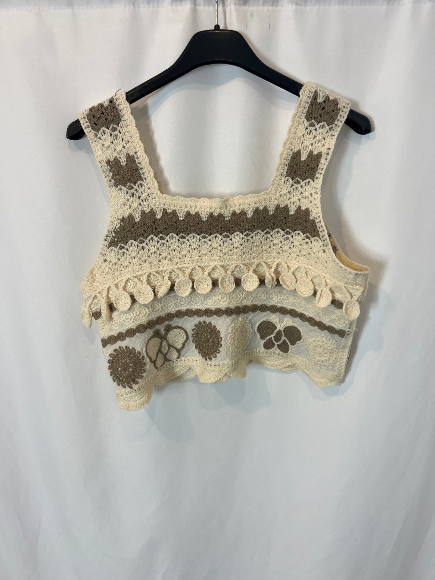 OTHERS. Two-tone crochet top. T.S.