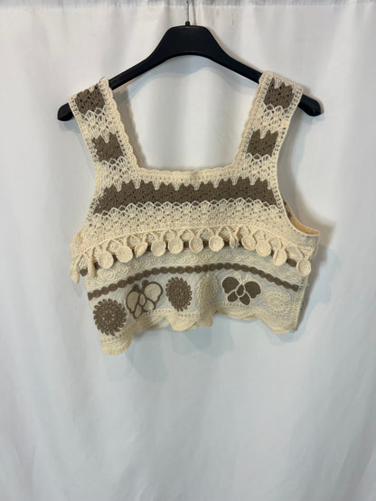 OTHERS. Two-tone crochet top. T.S.