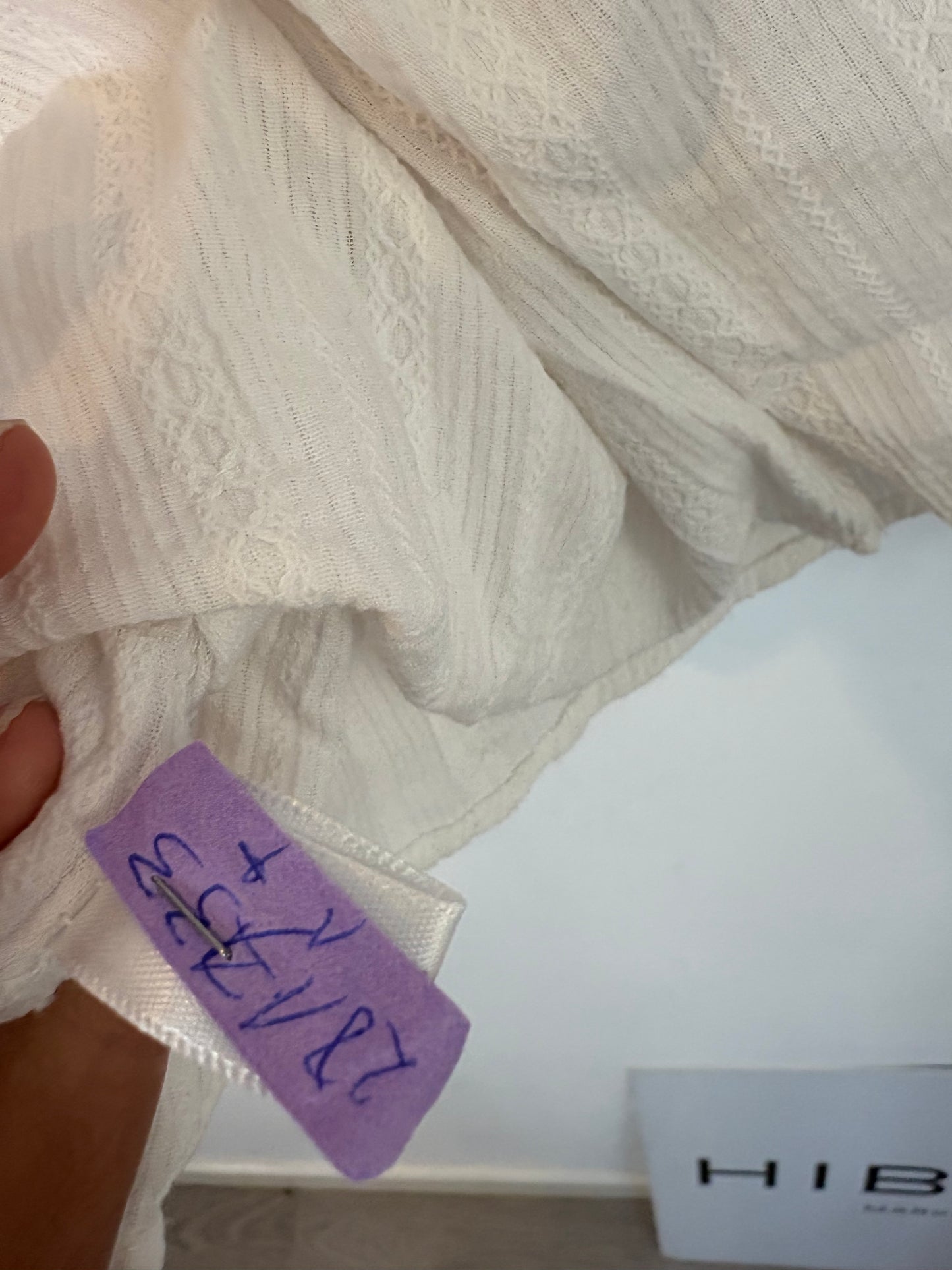 OTRAS. Blusa blanca detalla escote. T S