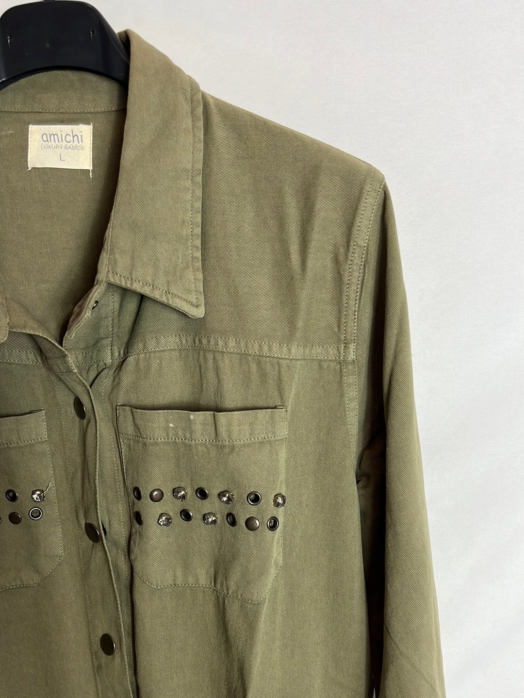 AMICHI. Sobre camisa verde detalle bolsillo. T L (Tara)