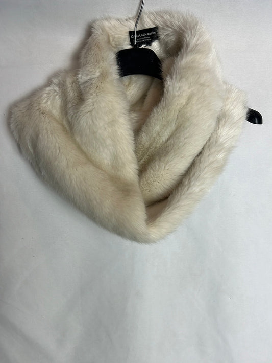 ZARA. Cuello pelo beige