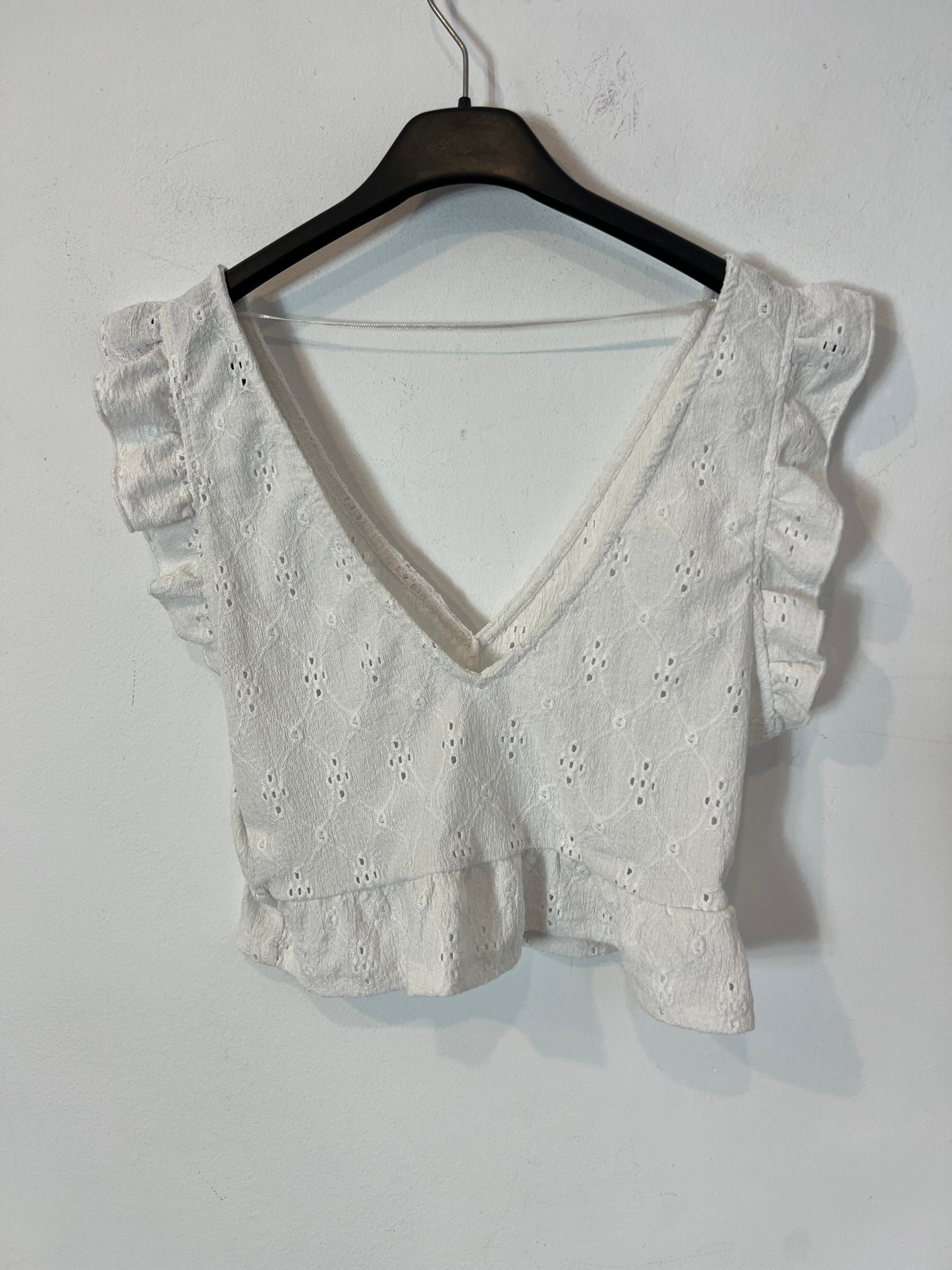 PULL&BEAR. Top blanco troquelado  T.s