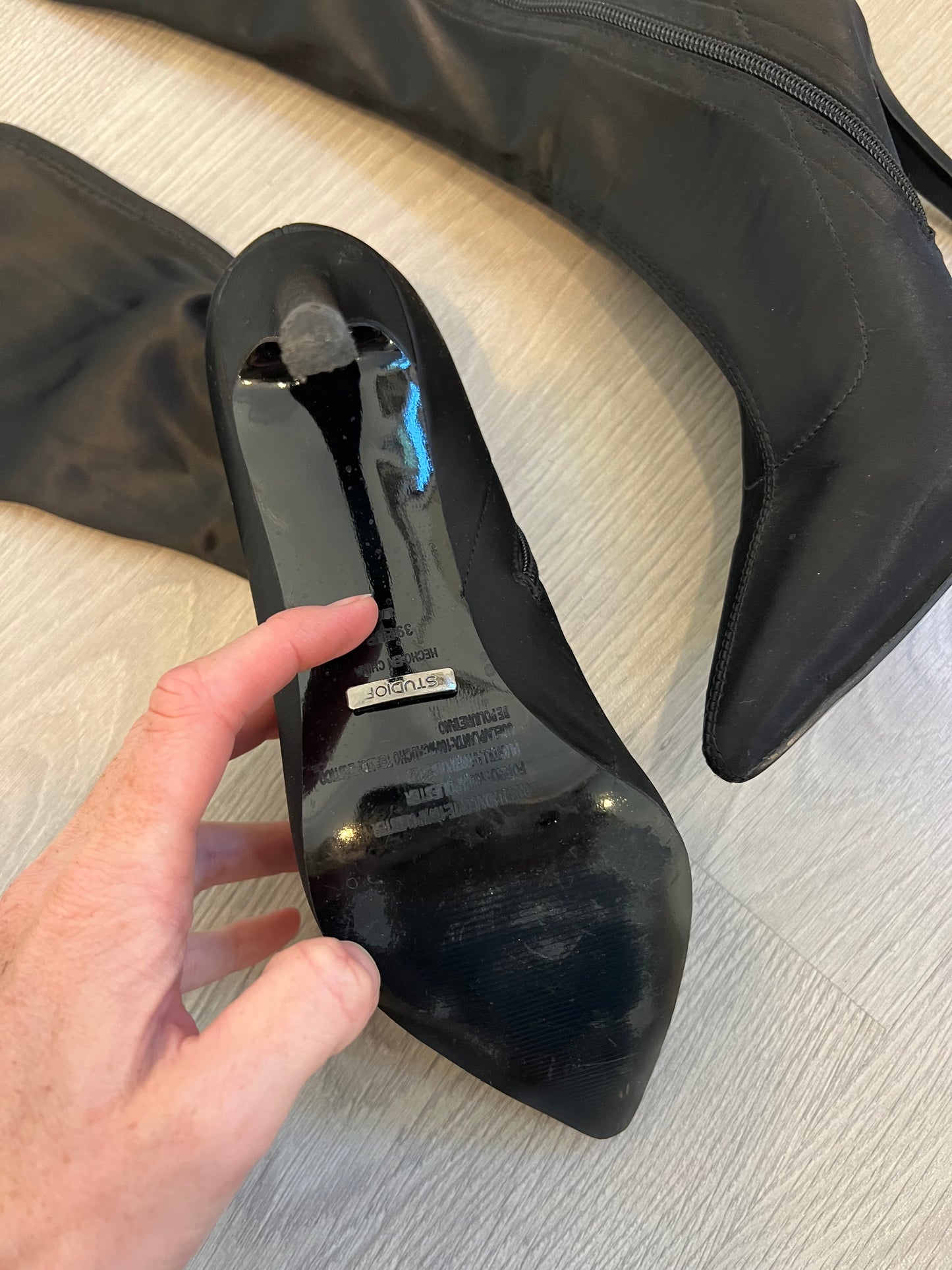 STUDIO F. Bota alta negra satinada