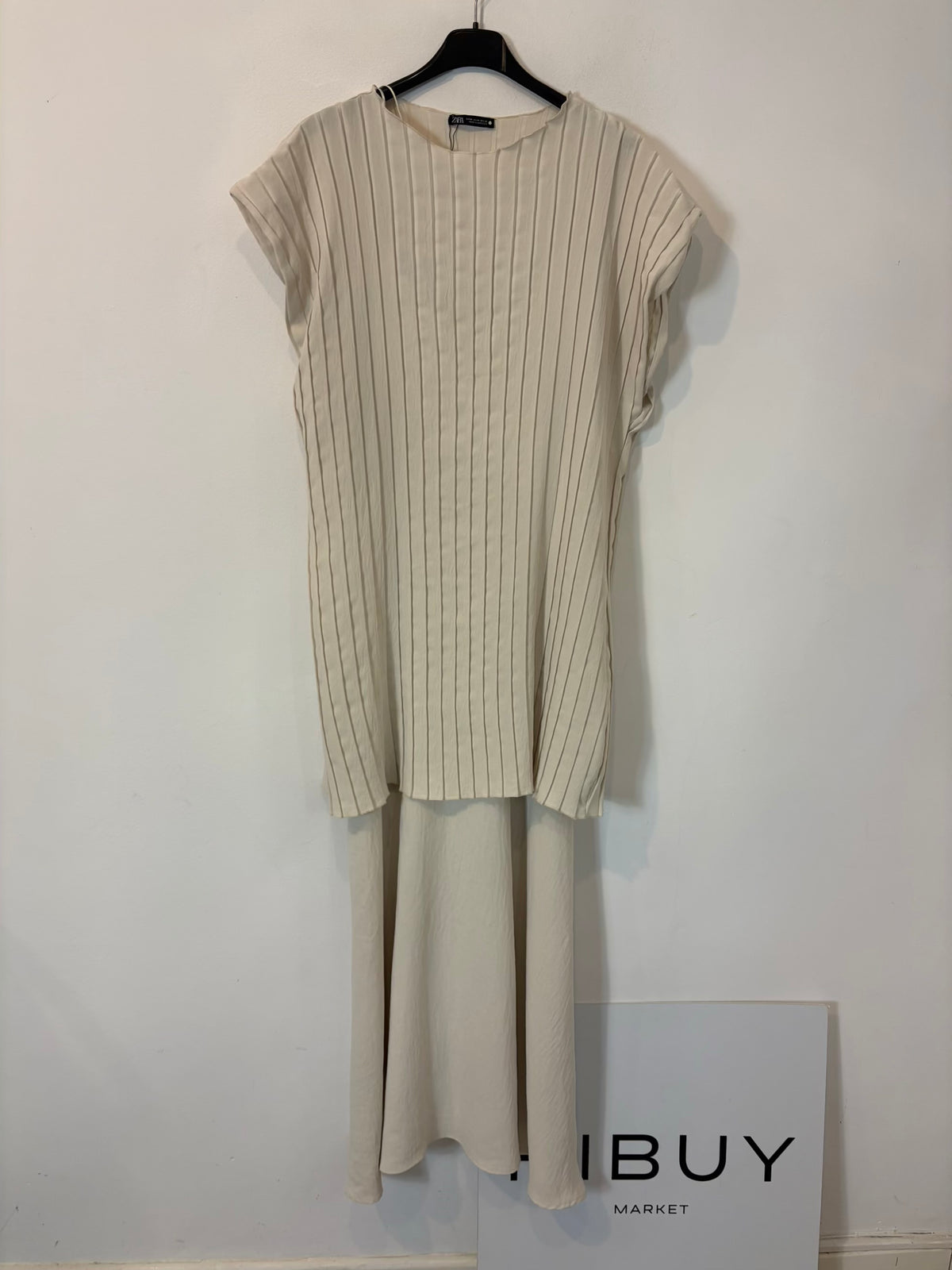 ZARA. Vestido midi plisado en crudo