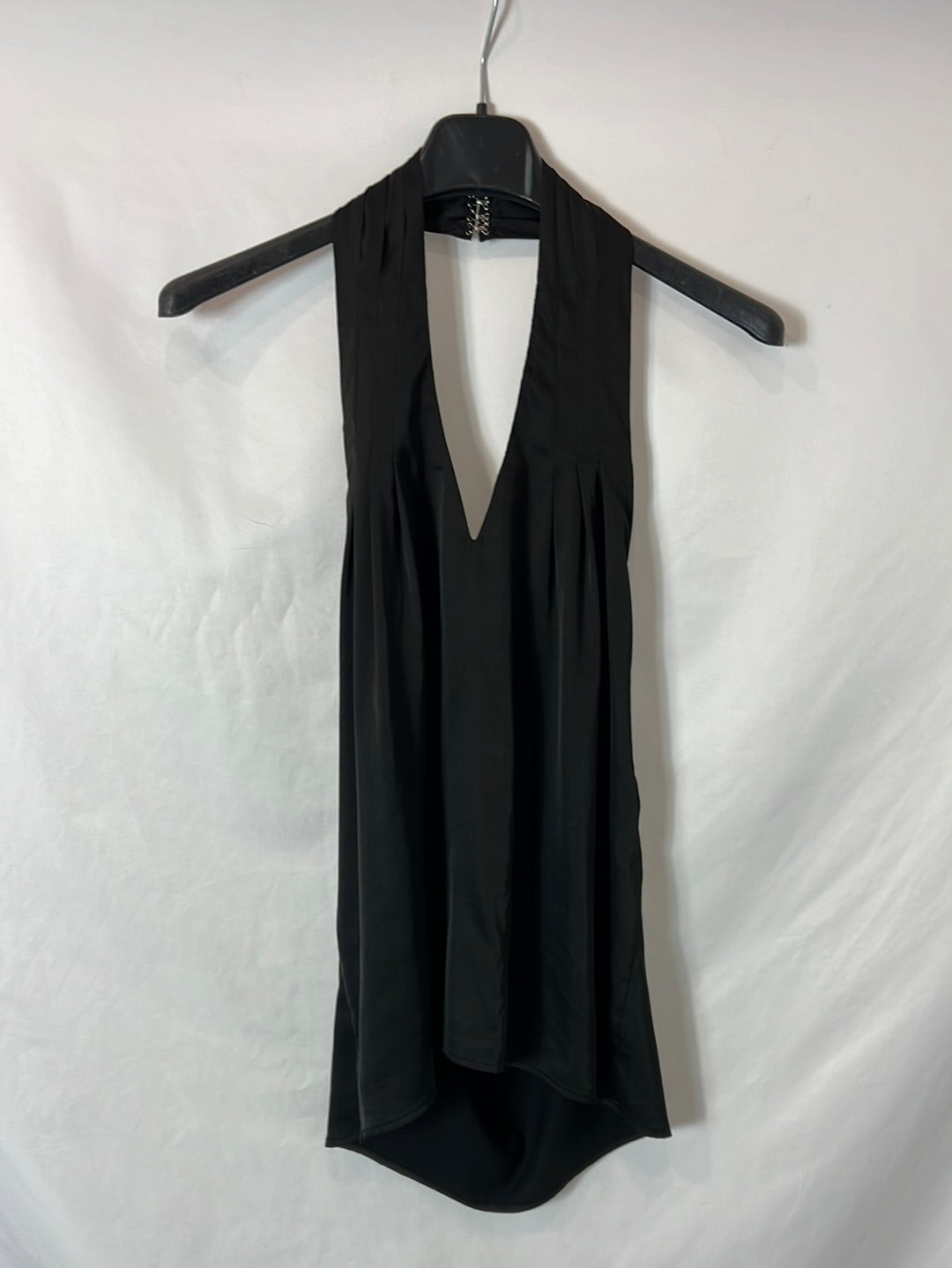 SUPERDOWN. Top negro al cuello. T S