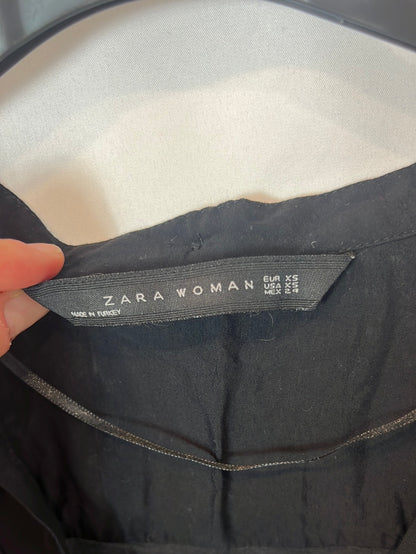 ZARA. Blusa negra detalle botones T.xs