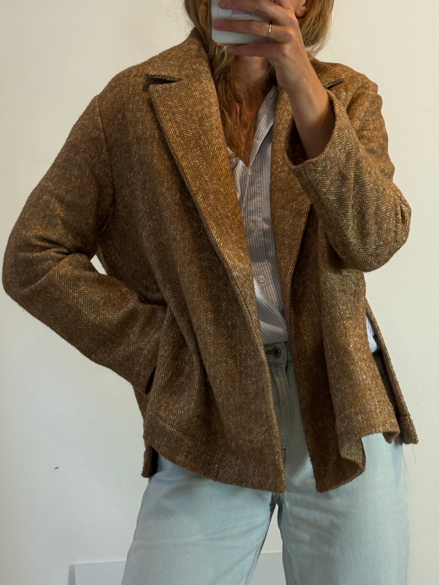THE NEW SOCIETY. Chaqueta camel espiga lana aberturas