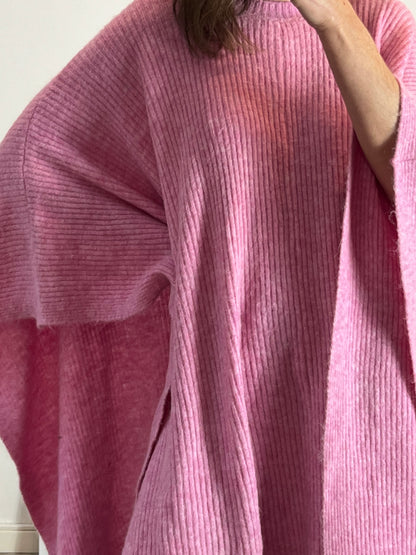 ZARA. Poncho rosa largo canalé T.m