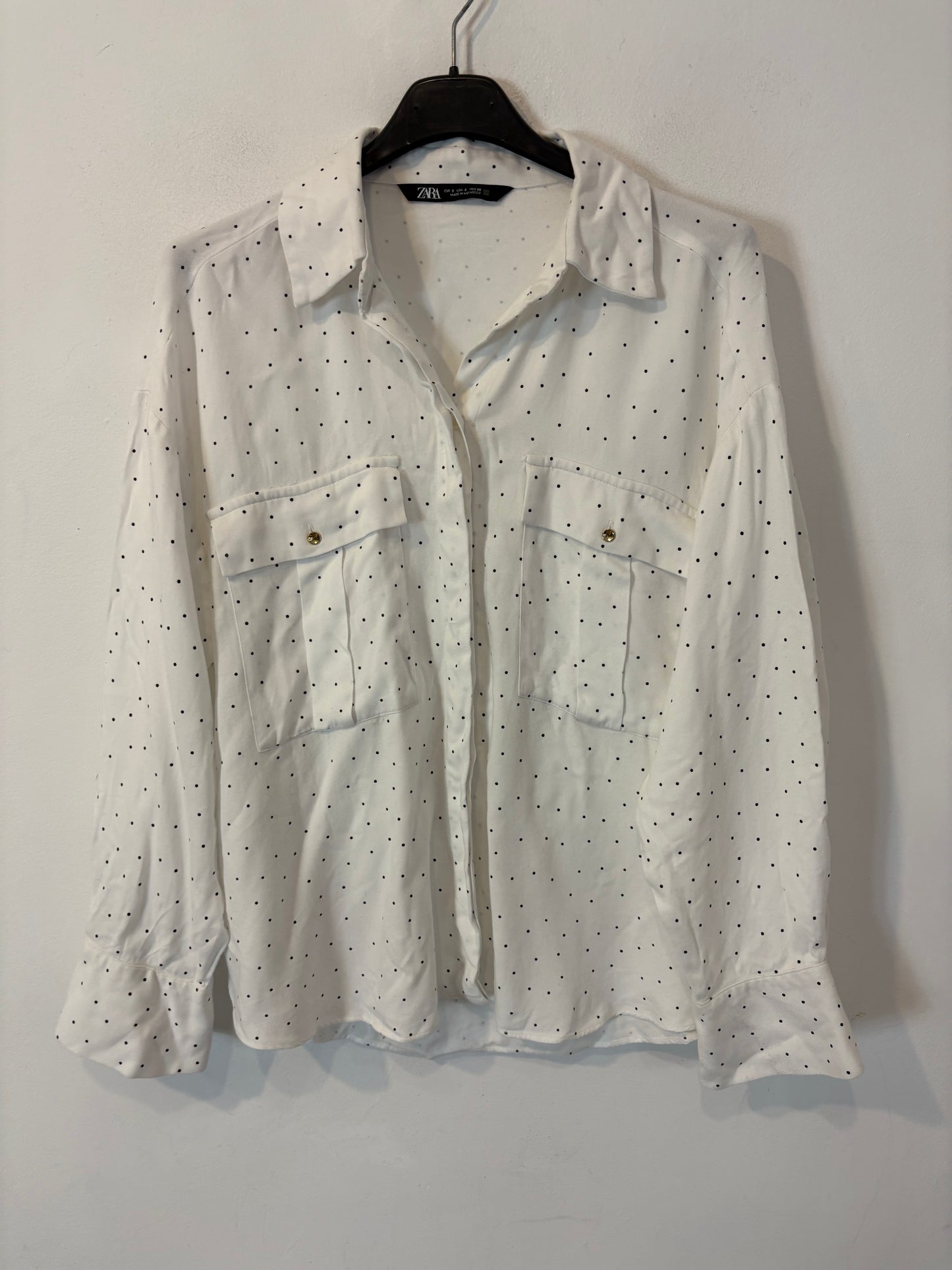 ZARA. Blusa blanca topitos