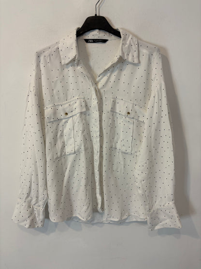 ZARA. Blusa blanca topitos