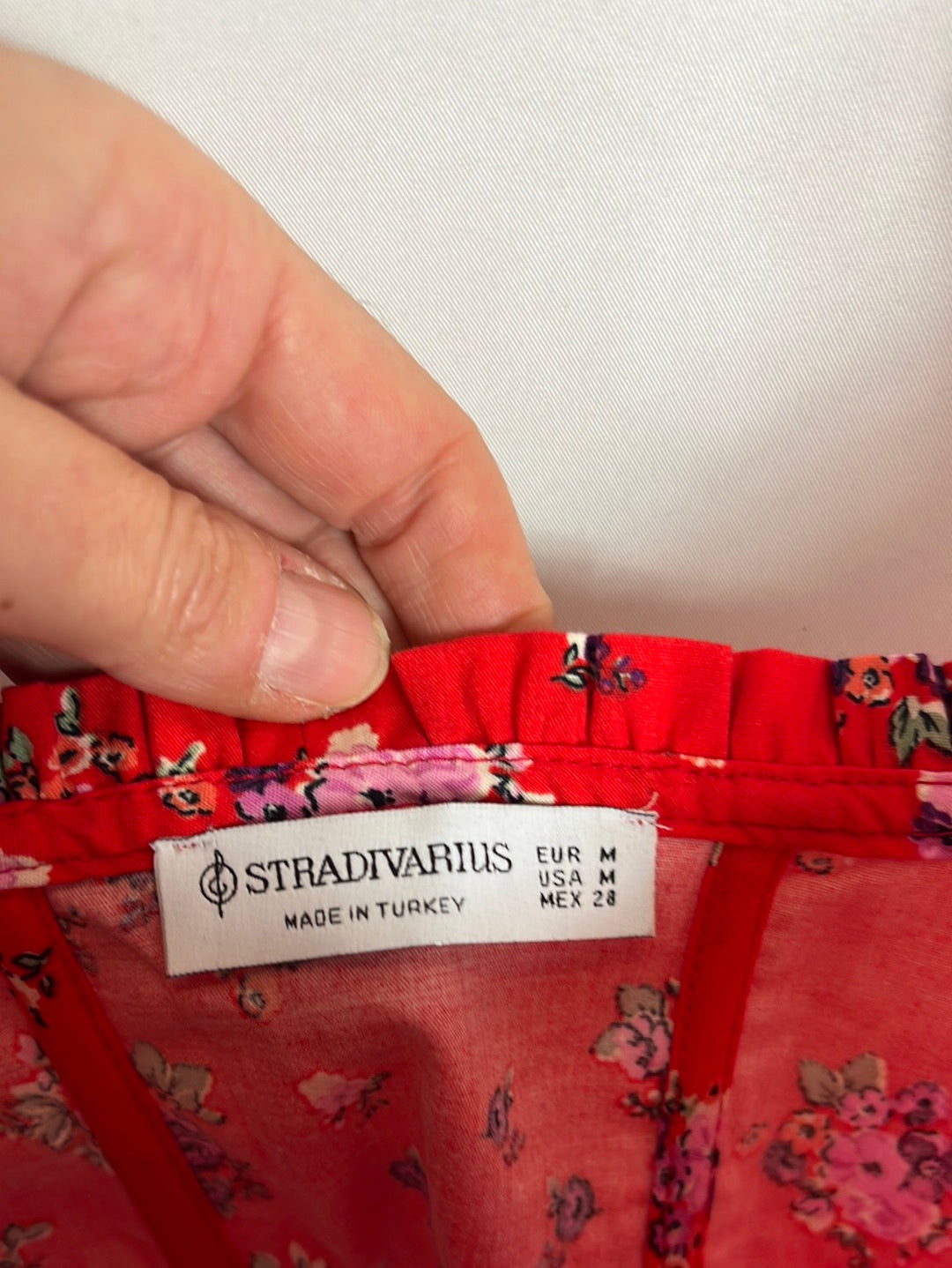 STRADIVARIUS. Red crop top with snap fasteners. TM