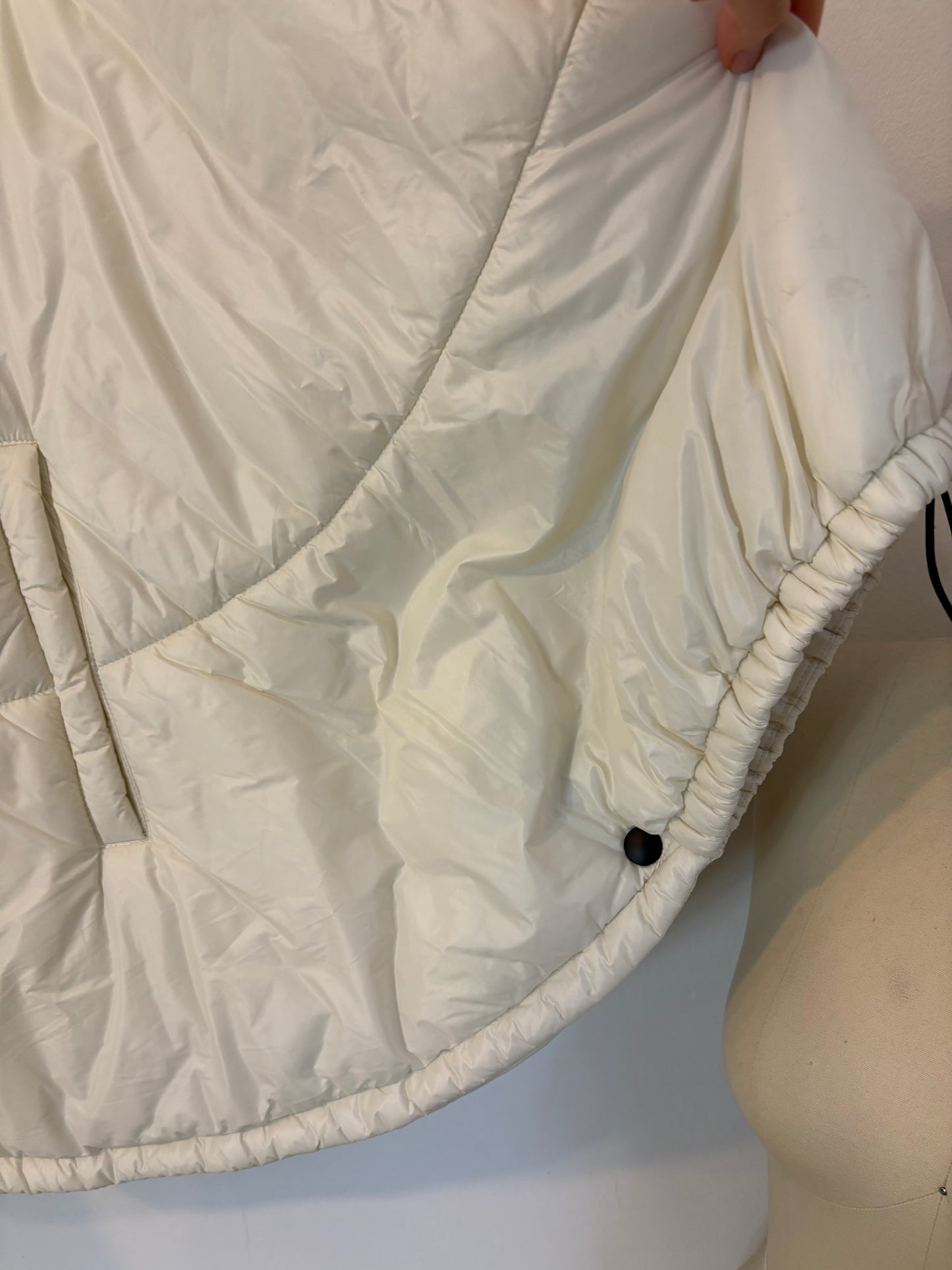 ZARA. Plumas blanco efecto capa