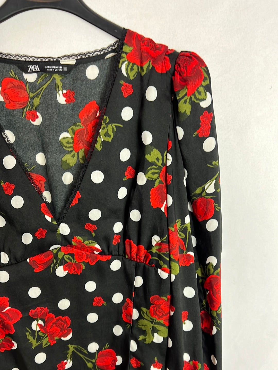 ZARA. Blusa negra lunares y flores. T S