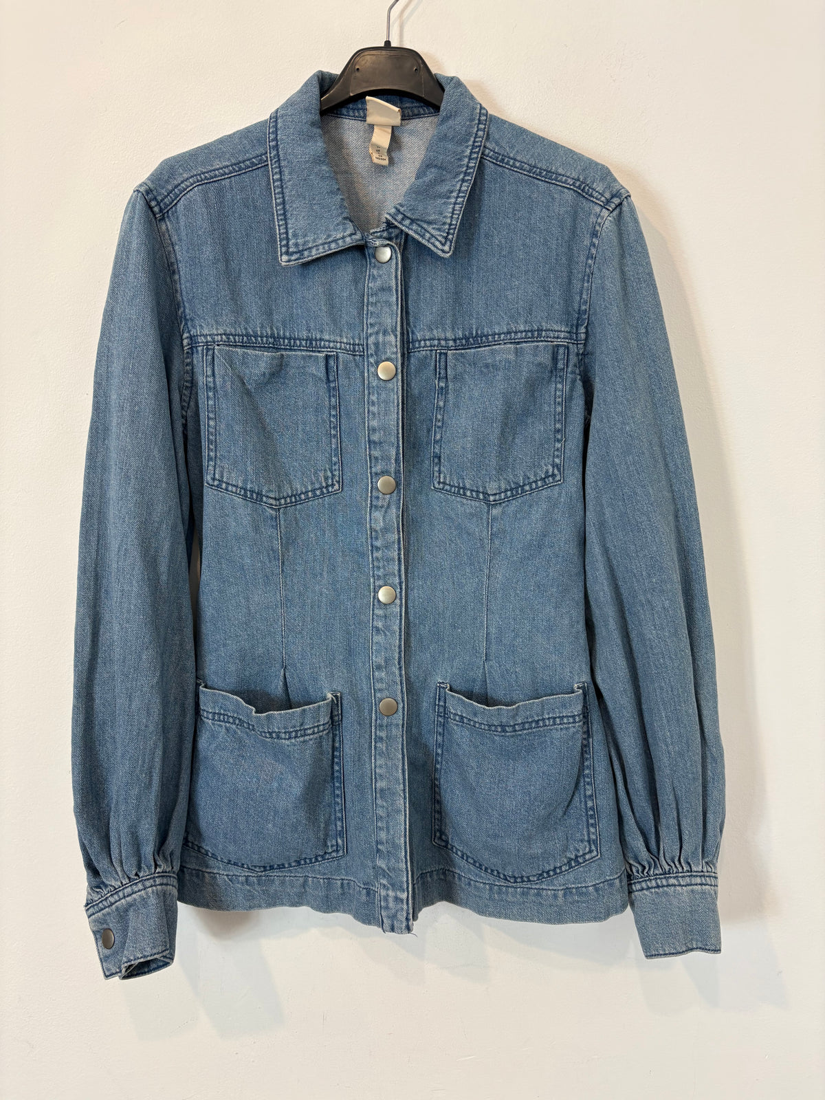 H&M. Sobrecamisa denim abotonada