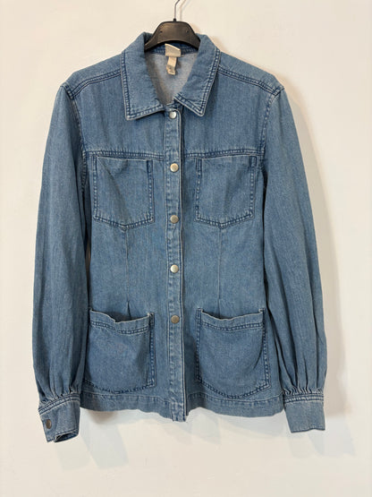 H&M. Sobrecamisa denim abotonada